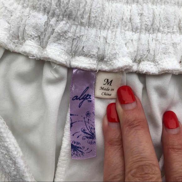 Alya white lace flat front shorts size medium - Picture 2 of 6